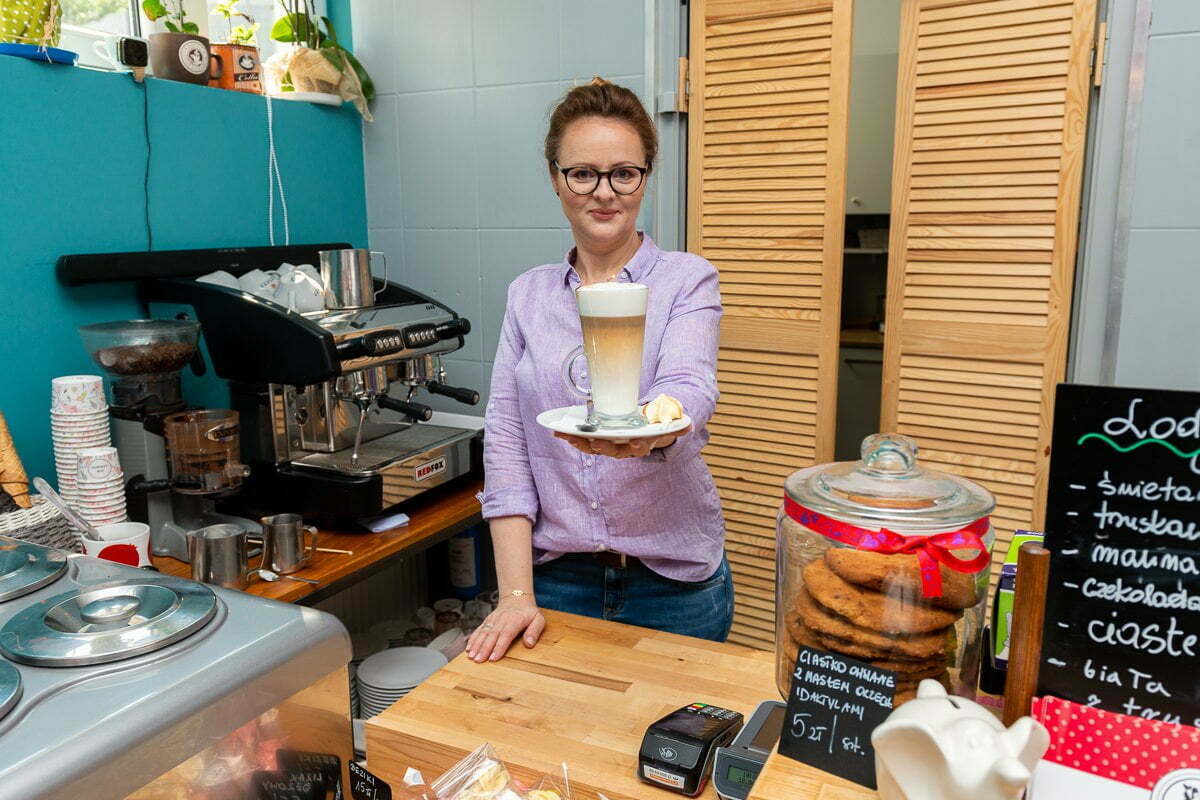 Pani Beza - sesja dla kawiarni 3 przygotowanie kawy dla gości
