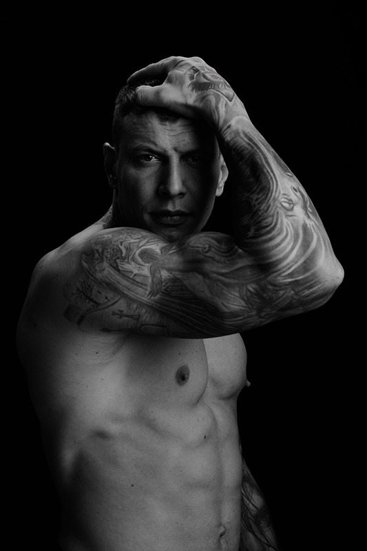 sesja sportowa w studio Warszawa 7 Silverheart projekt fotograficzny tatuaż w portrecie